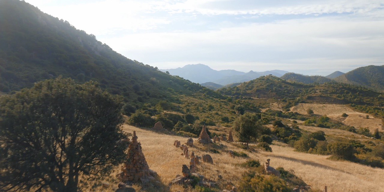 Antichi ometti di pietra sulle colline dorate della Sardegna